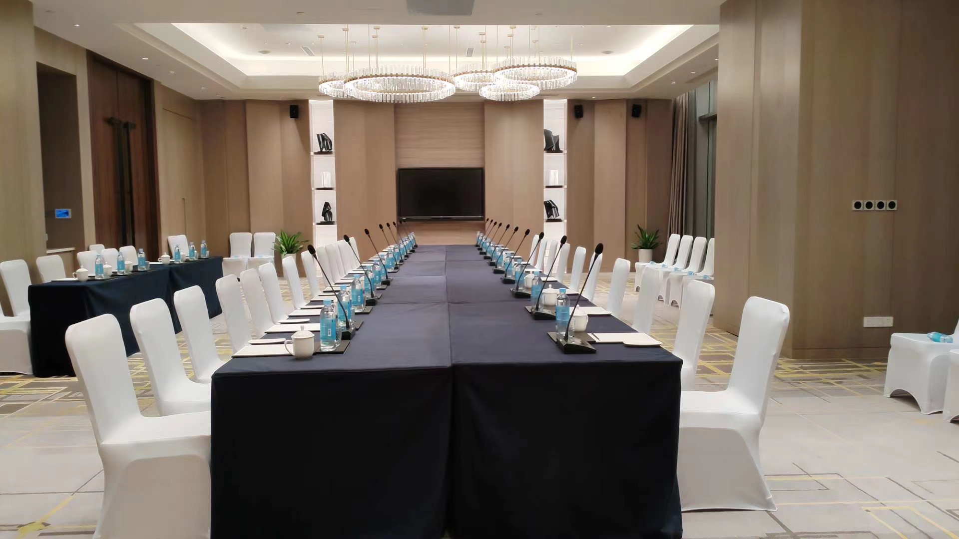 济南市凯宾斯基会议室